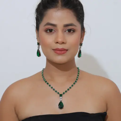 [0005] Emerald Drop Necklace Set  