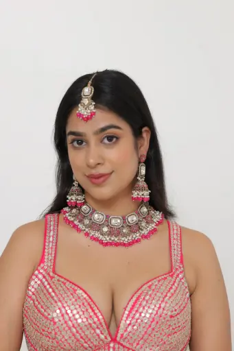 [00027] Kundan Necklace Set with Magenta Beads  